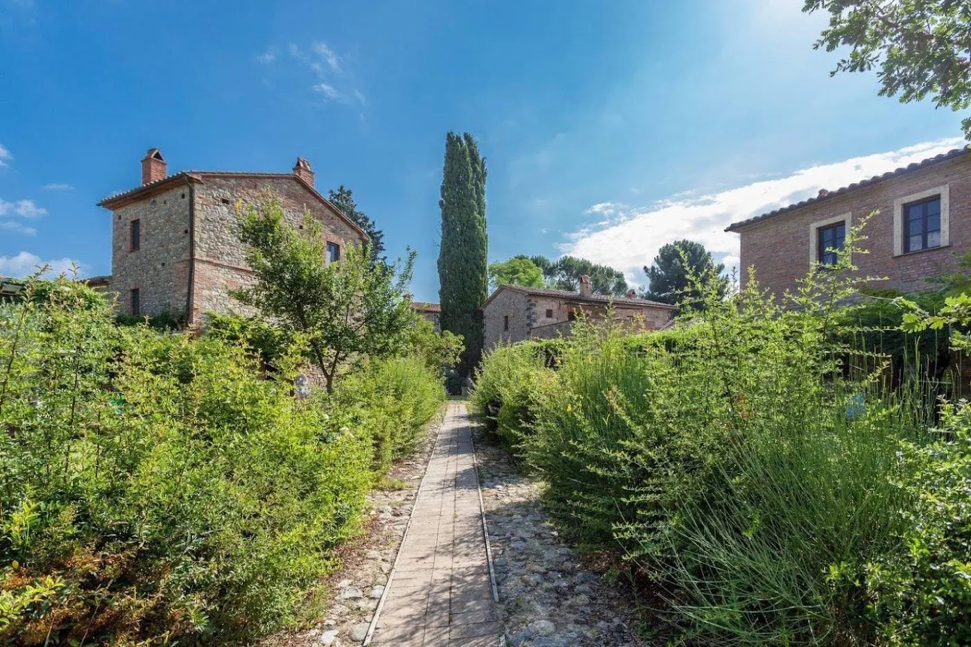 Vialetto tra le case del borgo
