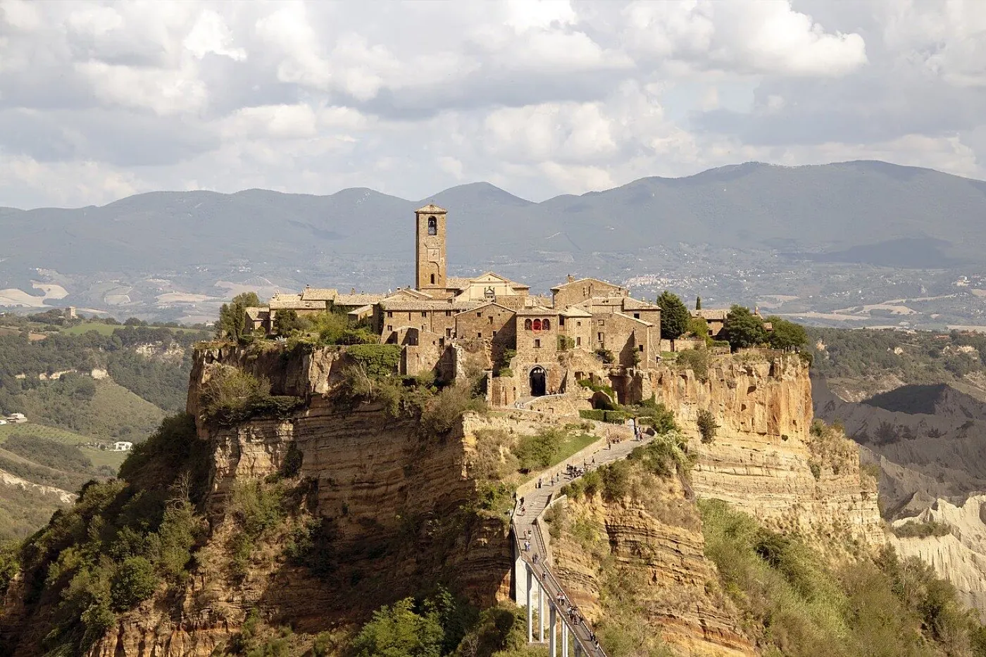Civita di Bagnoregio · la città che muore sulla rupe di tufo