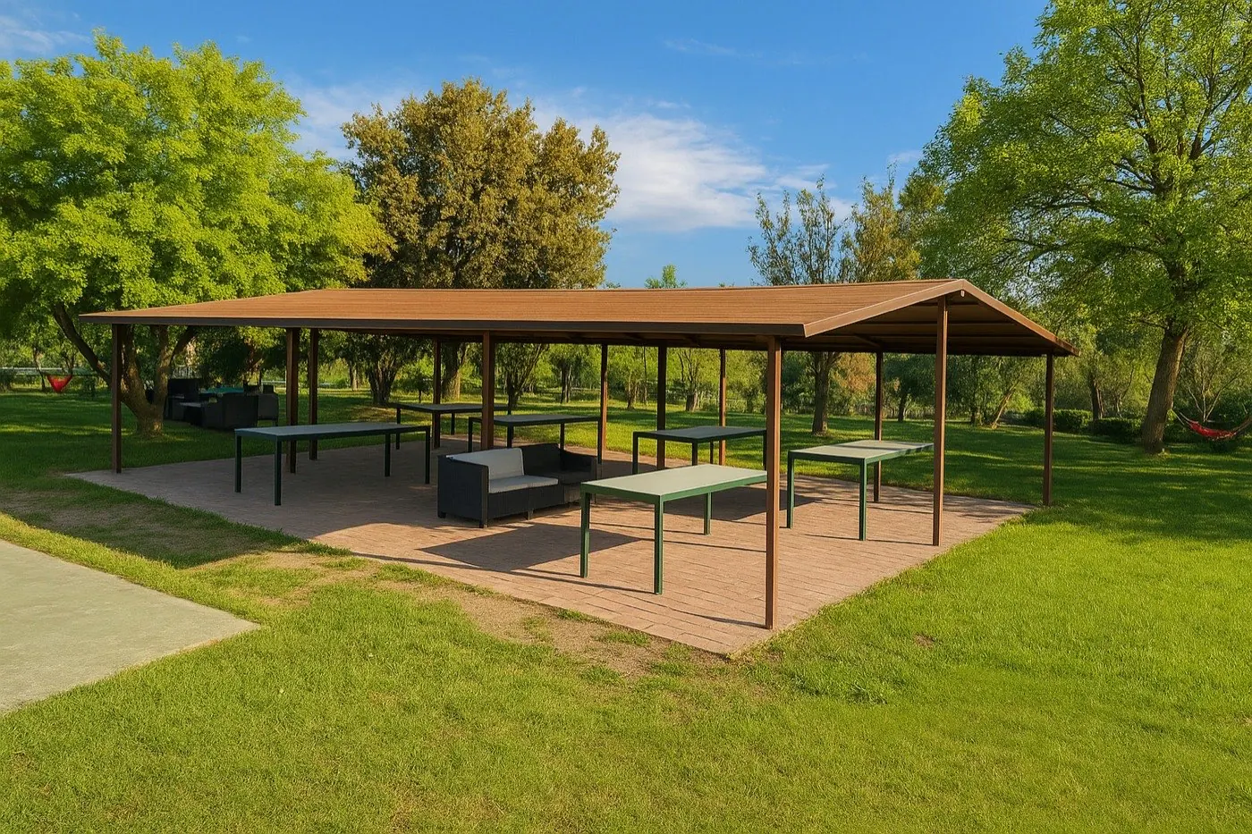 Pergola esterna con tavoli