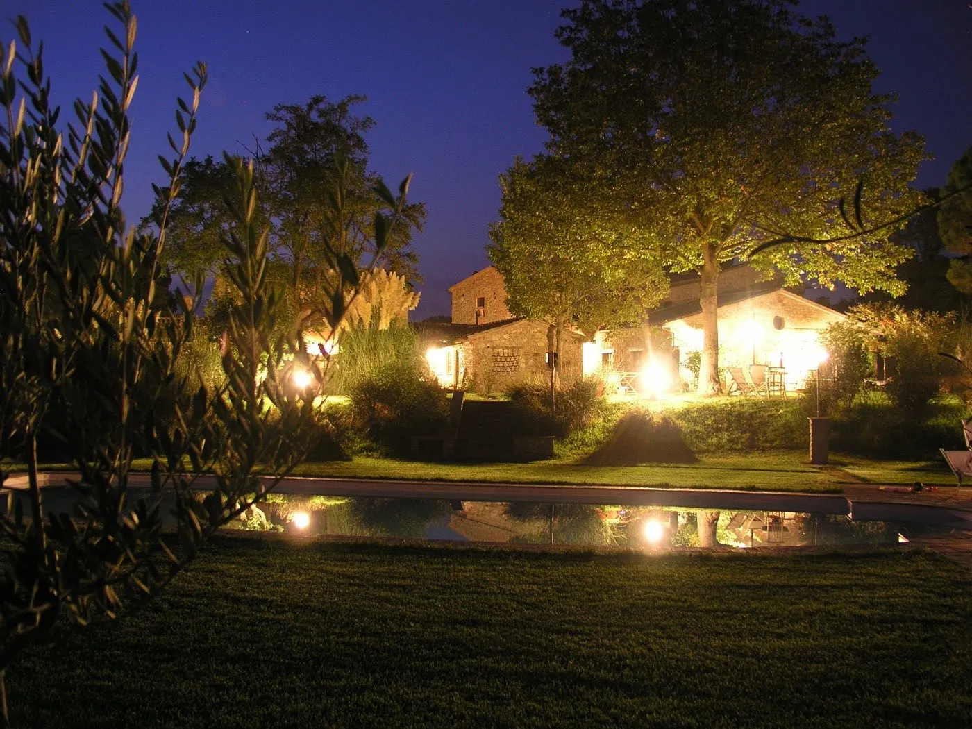 La piscina di notte con le case illuminate